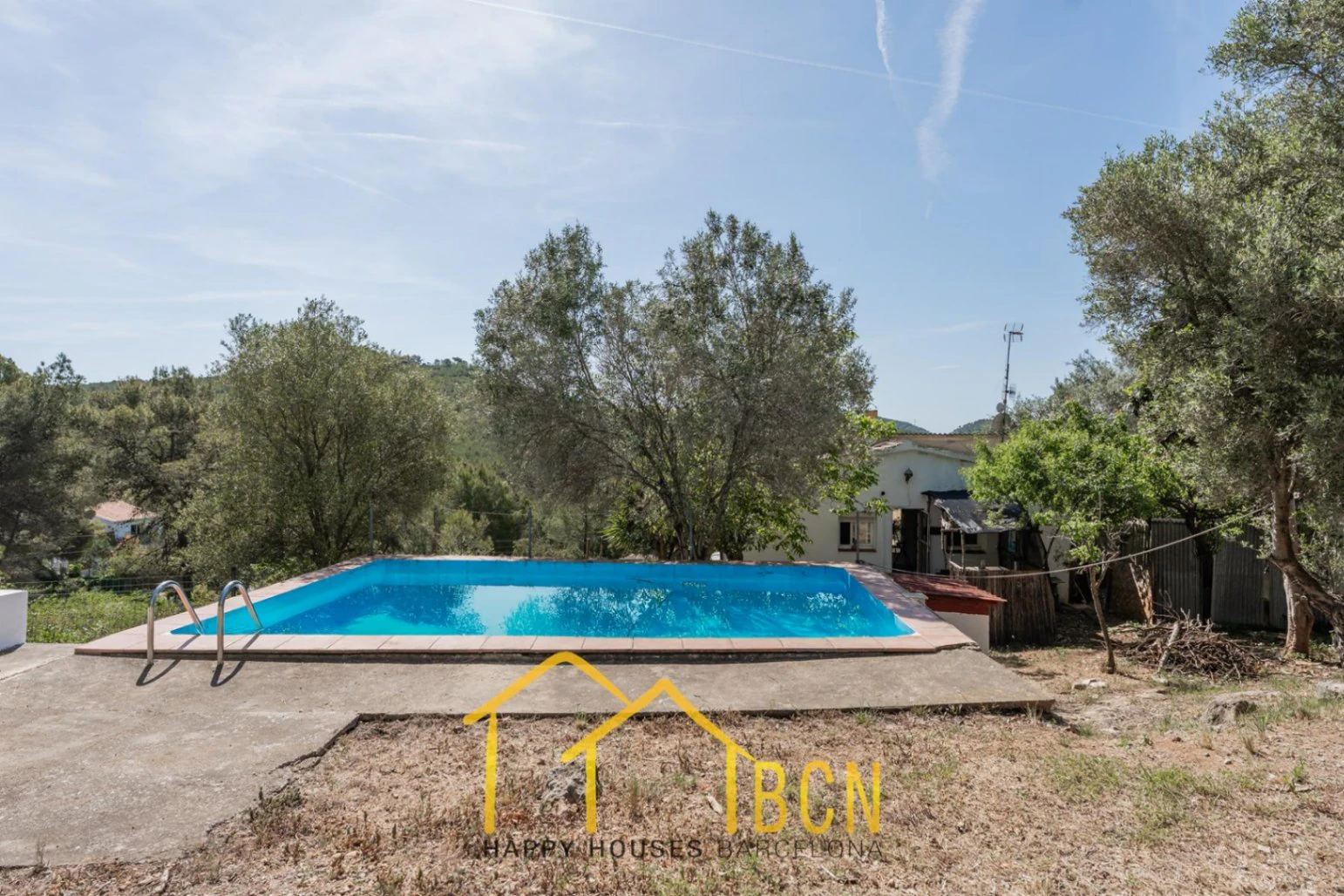 Casa con licencia turística, piscina y gran potencial a solo minutos de Sitges