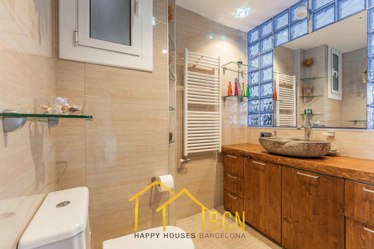 Apartamento con gran terraza, vistas al mar y piscina a 1 minuto de la playa – alquiler temporal de verano en Les Botigues de Sitges