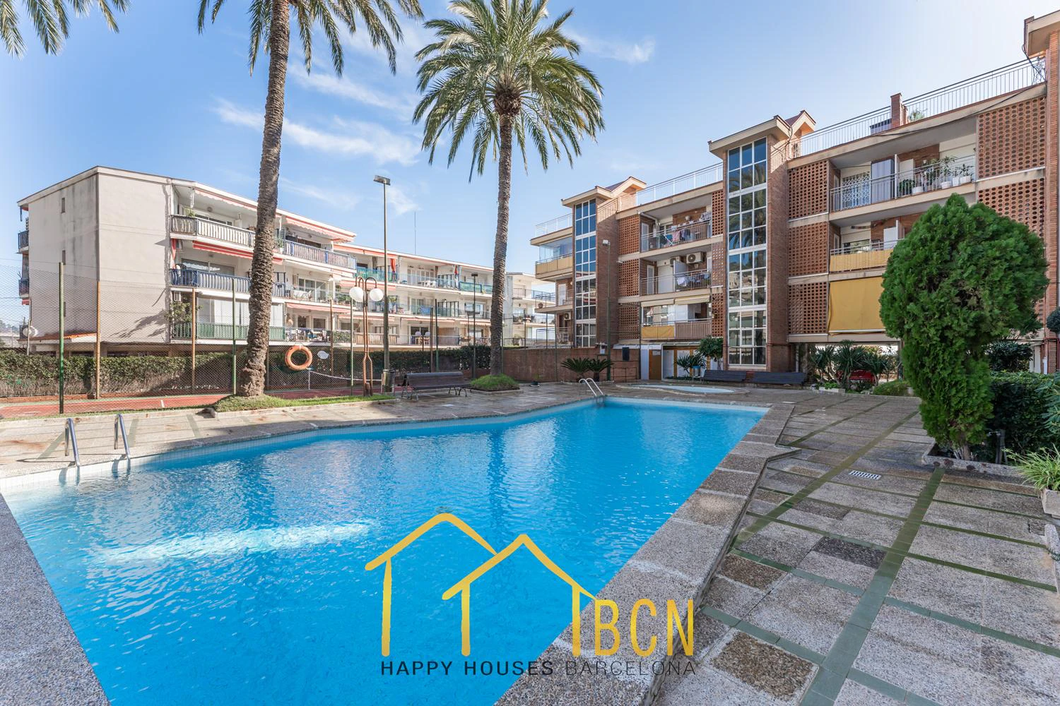 Apartamento con gran terraza, vistas al mar y piscina a 1 minuto de la playa – alquiler temporal de verano en Les Botigues de Sitges