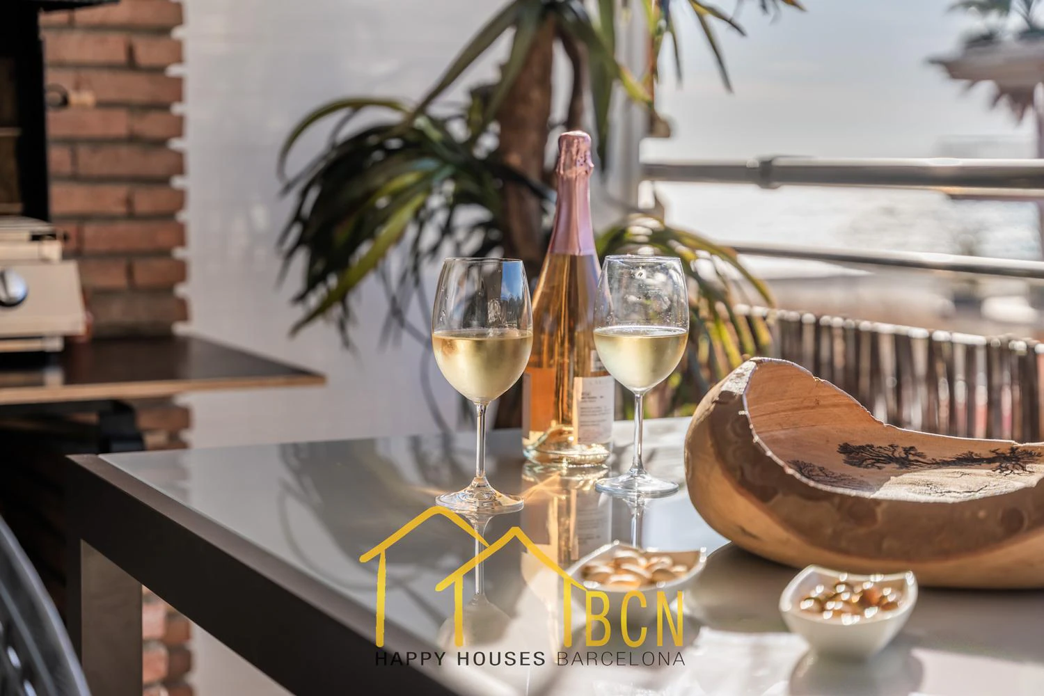 Apartamento con gran terraza, vistas al mar y piscina a 1 minuto de la playa – alquiler temporal de verano en Les Botigues de Sitges