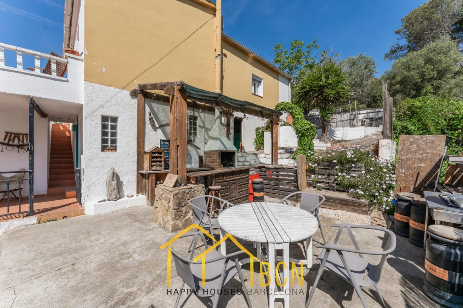 Casa con licencia turística, piscina y gran potencial a solo minutos de Sitges