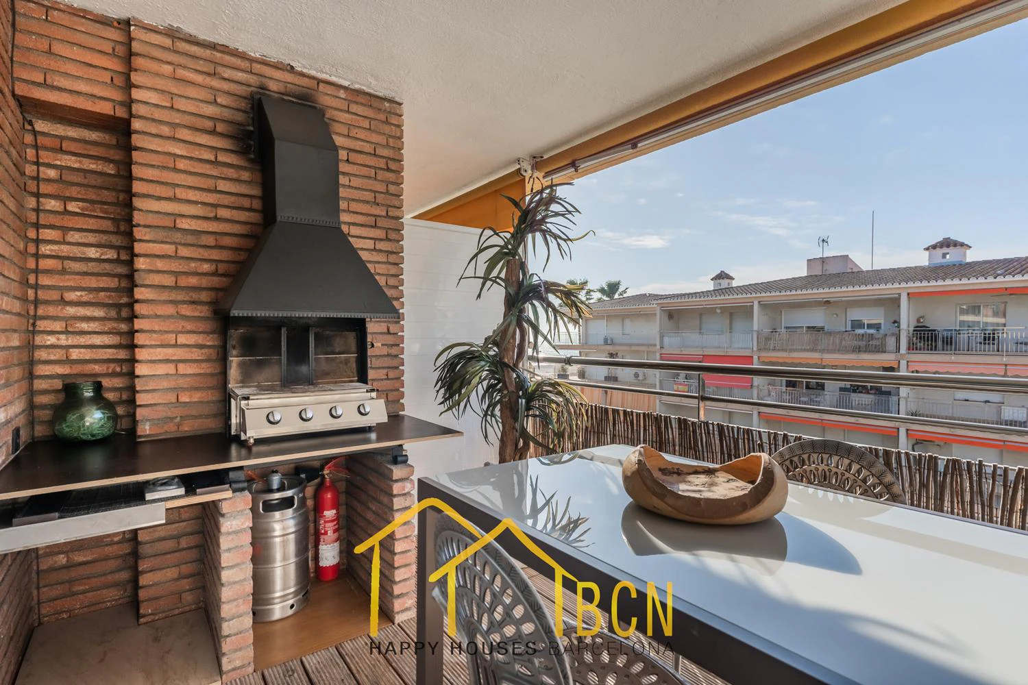 Apartamento con gran terraza, vistas al mar y piscina a 1 minuto de la playa – alquiler temporal de verano en Les Botigues de Sitges