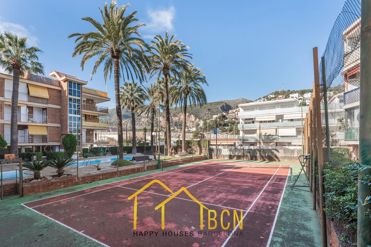 Apartamento con gran terraza, vistas al mar y piscina a 1 minuto de la playa – alquiler temporal de verano en Les Botigues de Sitges