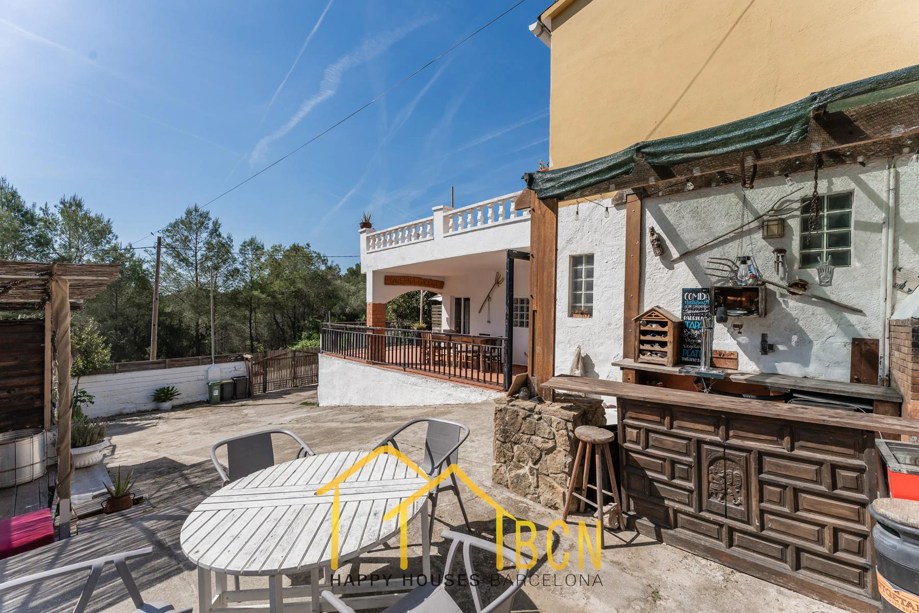 Casa con licencia turística, piscina y gran potencial a solo minutos de Sitges