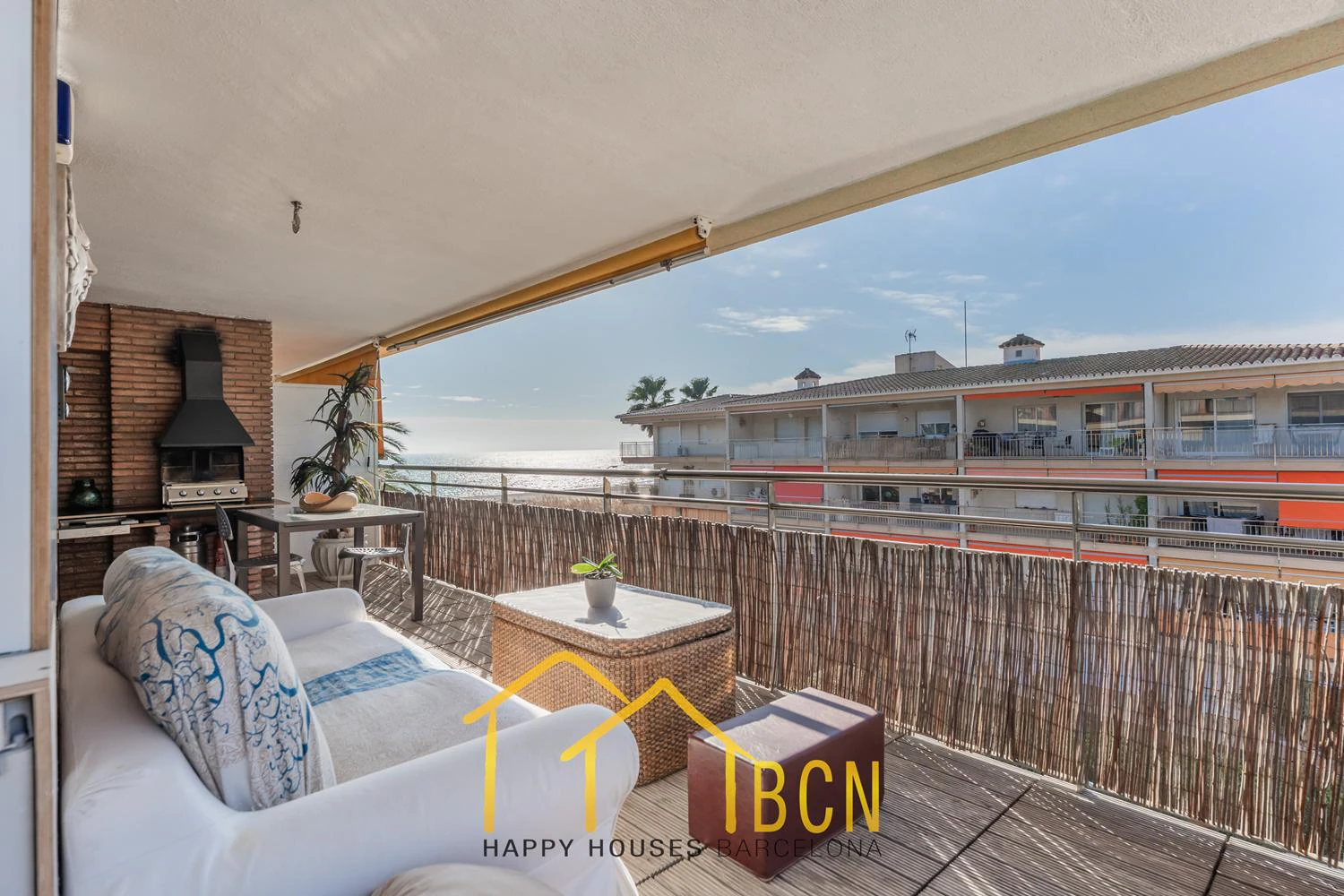Apartamento con gran terraza, vistas al mar y piscina a 1 minuto de la playa – alquiler temporal de verano en Les Botigues de Sitges