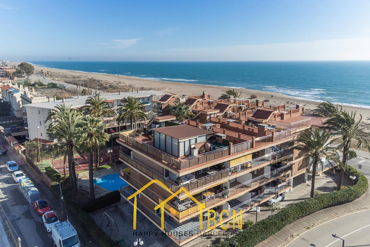 Apartamento con gran terraza, vistas al mar y piscina a 1 minuto de la playa – alquiler temporal de verano en Les Botigues de Sitges
