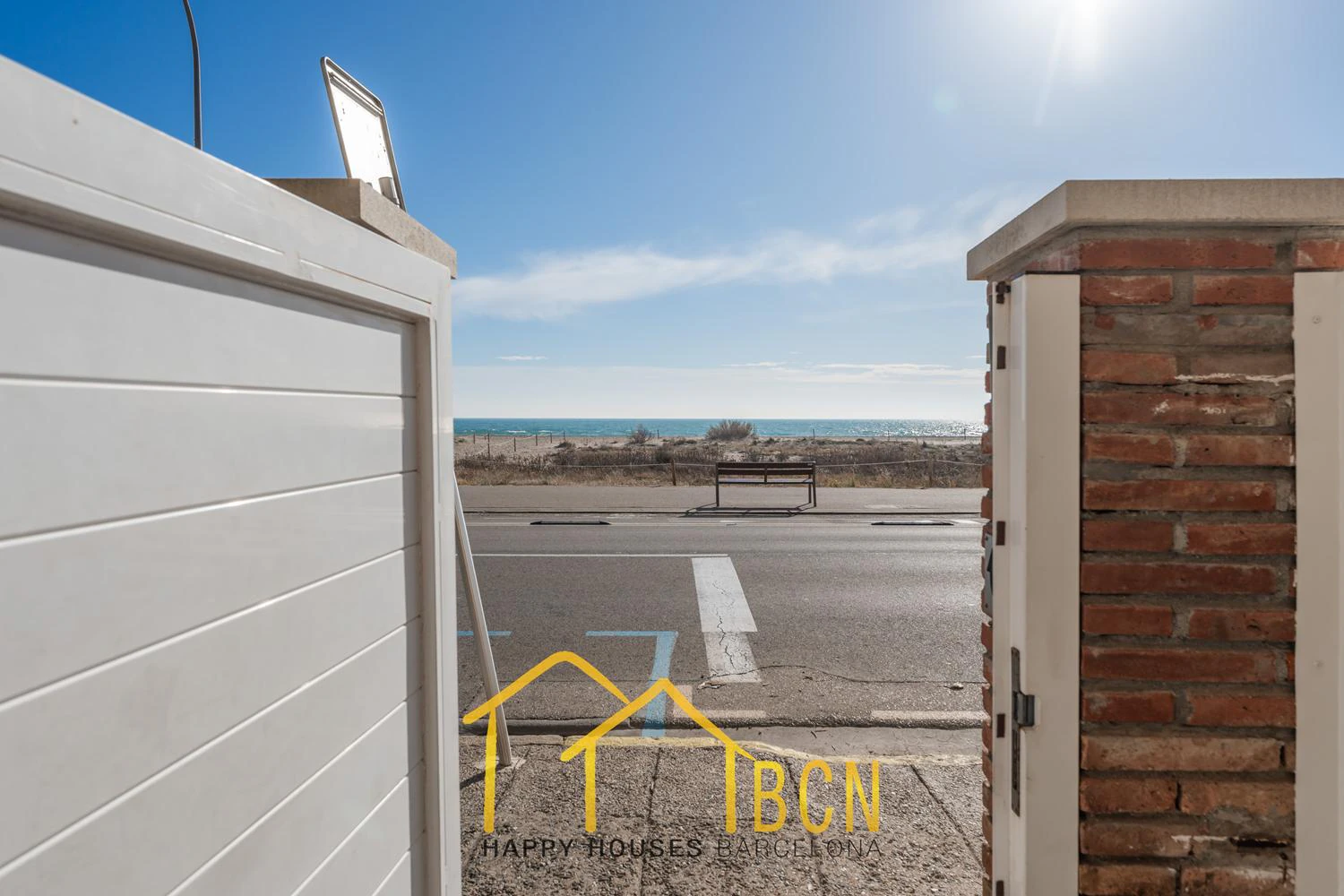 Apartamento con gran terraza, vistas al mar y piscina a 1 minuto de la playa – alquiler temporal de verano en Les Botigues de Sitges