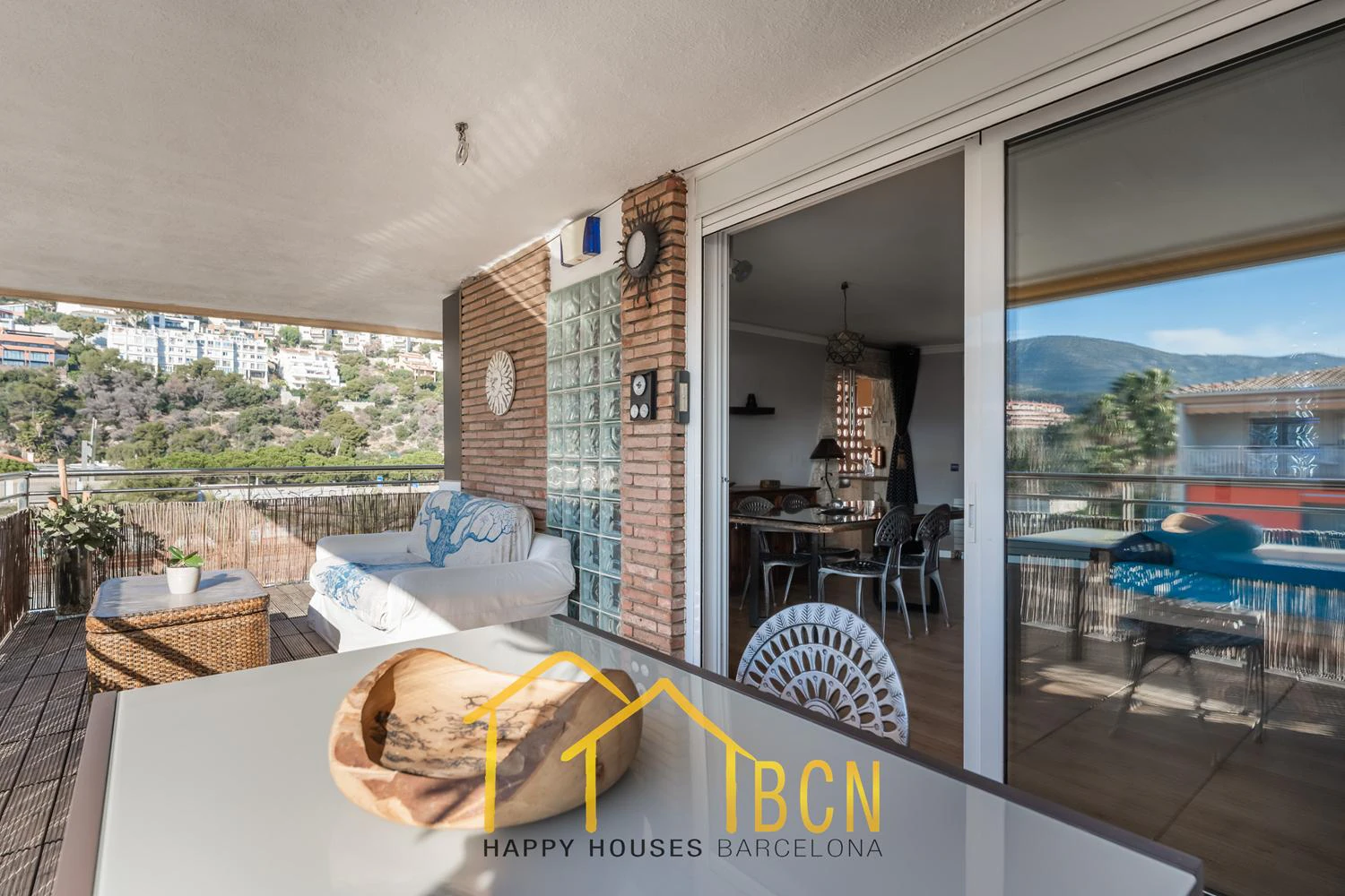Apartamento con gran terraza, vistas al mar y piscina a 1 minuto de la playa – alquiler temporal de verano en Les Botigues de Sitges