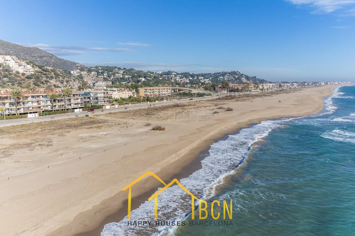 Apartamento con gran terraza, vistas al mar y piscina a 1 minuto de la playa – alquiler temporal de verano en Les Botigues de Sitges