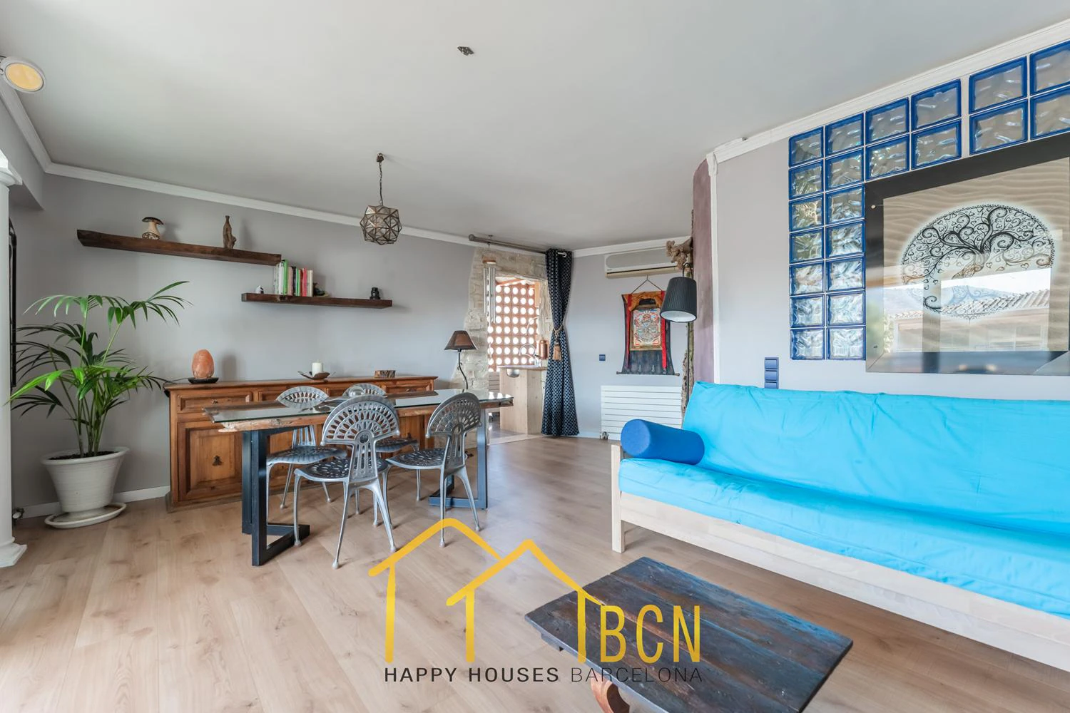 Apartamento con gran terraza, vistas al mar y piscina a 1 minuto de la playa – alquiler temporal de verano en Les Botigues de Sitges