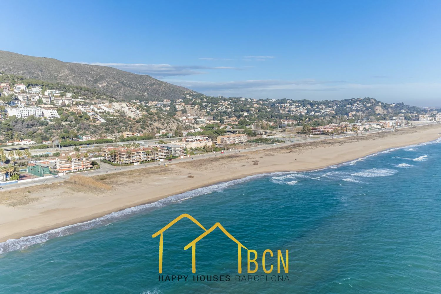 Apartamento con gran terraza, vistas al mar y piscina a 1 minuto de la playa – alquiler temporal de verano en Les Botigues de Sitges