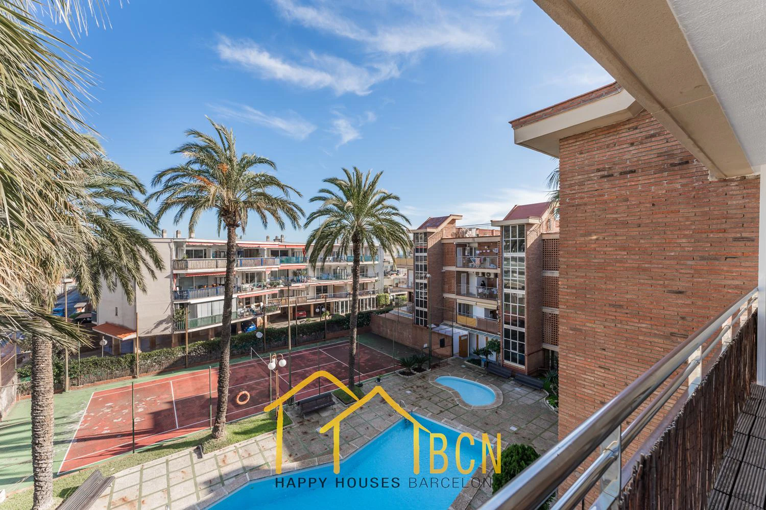 Apartamento con gran terraza, vistas al mar y piscina a 1 minuto de la playa – alquiler temporal de verano en Les Botigues de Sitges