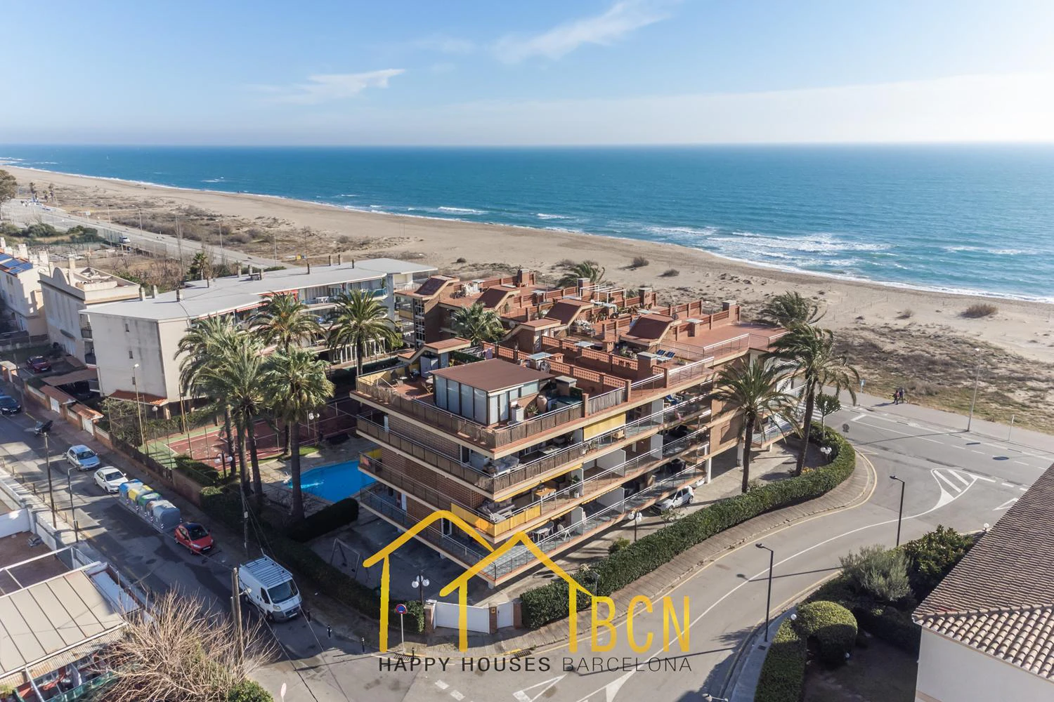 Apartamento con gran terraza, vistas al mar y piscina a 1 minuto de la playa – alquiler temporal de verano en Les Botigues de Sitges