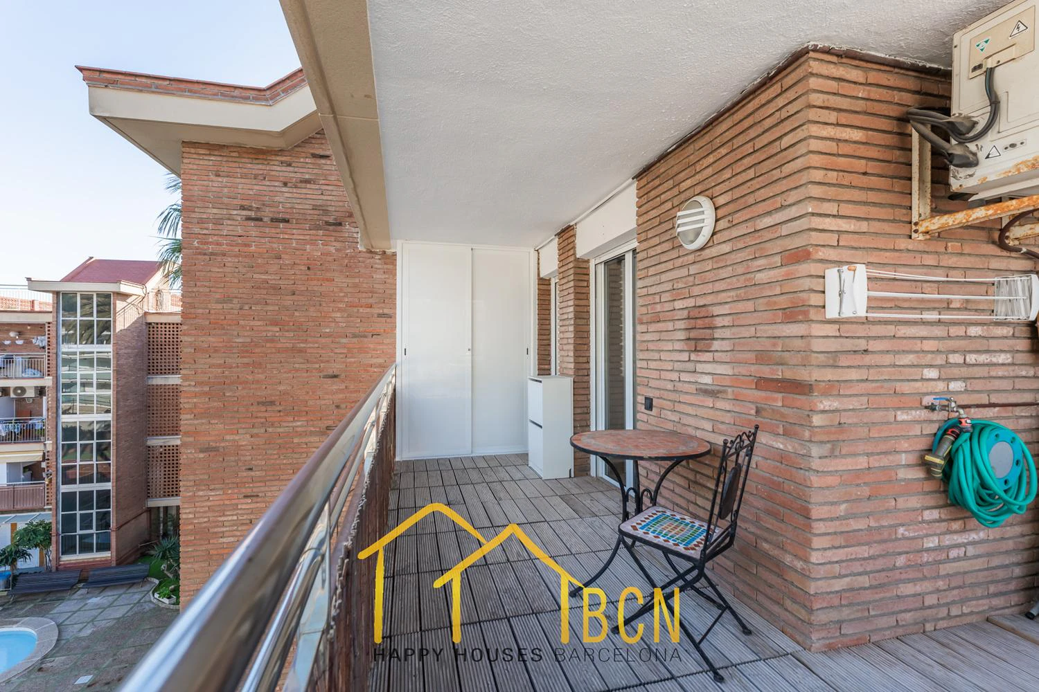 Apartamento con gran terraza, vistas al mar y piscina a 1 minuto de la playa – alquiler temporal de verano en Les Botigues de Sitges