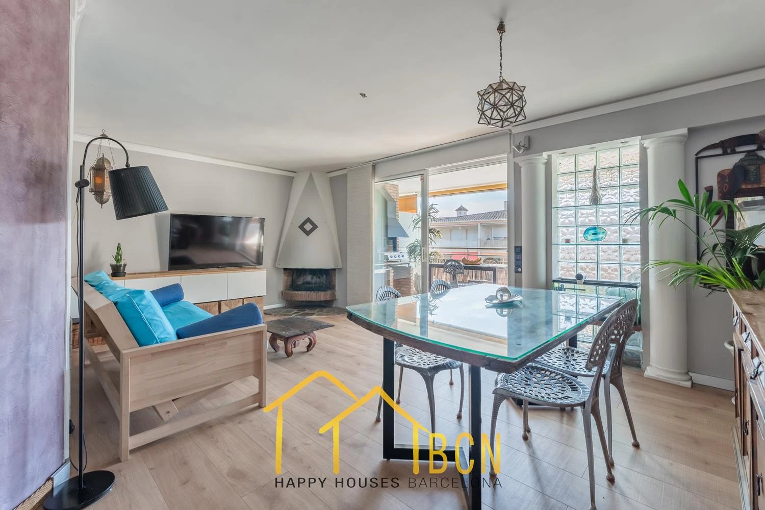 Apartamento con gran terraza, vistas al mar y piscina a 1 minuto de la playa – alquiler temporal de verano en Les Botigues de Sitges