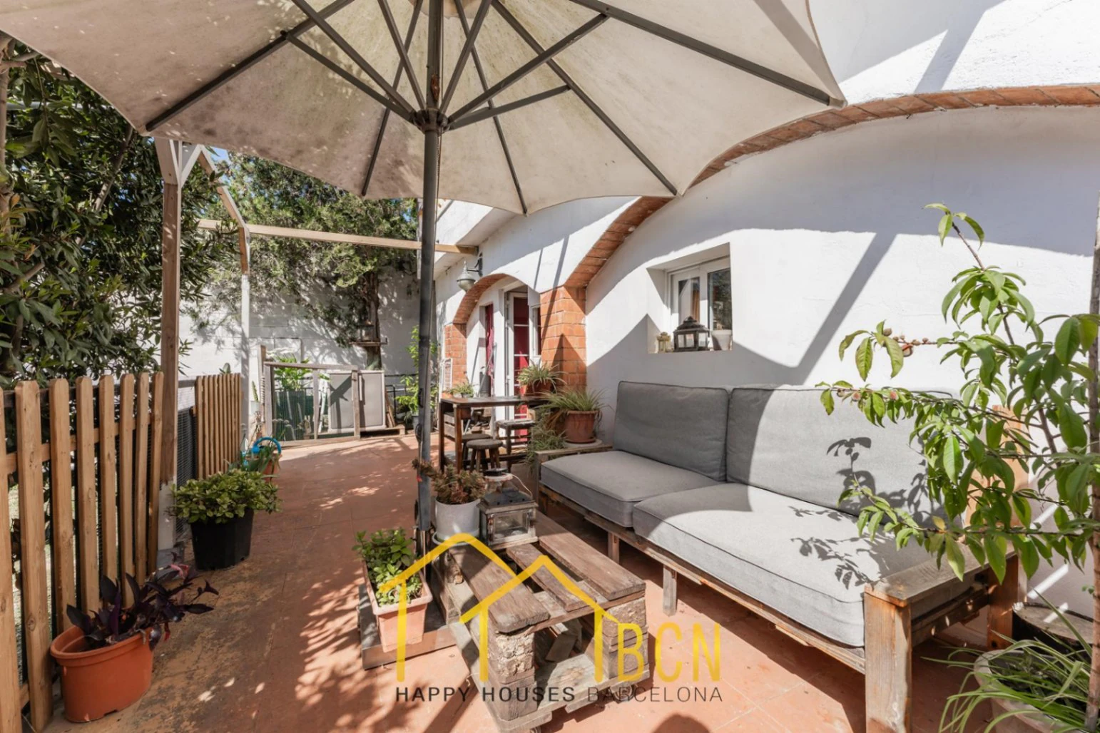 Casa con licencia turística, piscina y gran potencial a solo minutos de Sitges