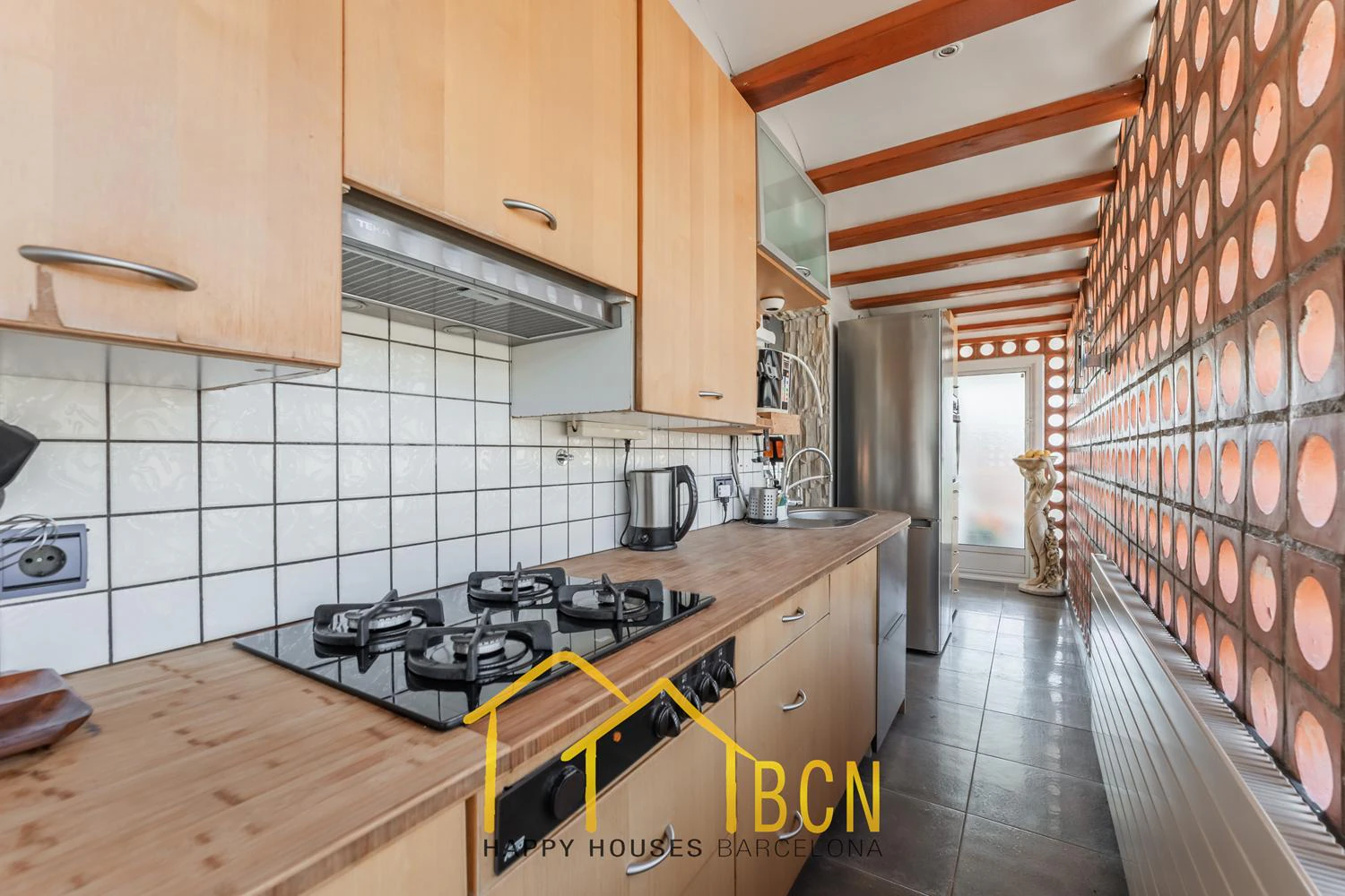 Apartamento con gran terraza, vistas al mar y piscina a 1 minuto de la playa – alquiler temporal de verano en Les Botigues de Sitges