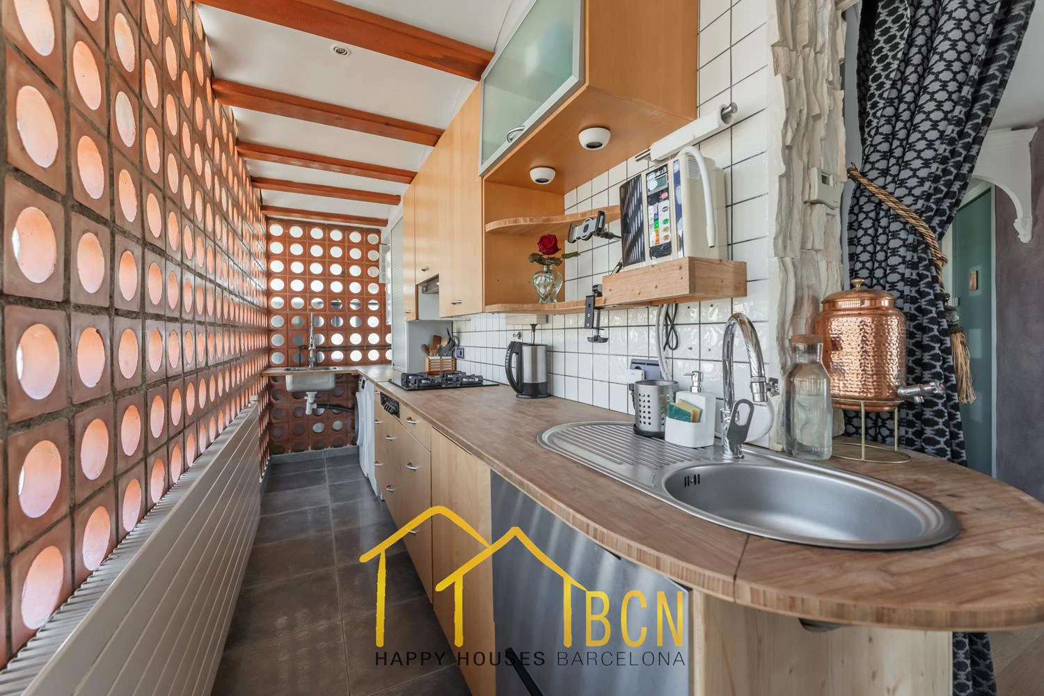 Apartamento con gran terraza, vistas al mar y piscina a 1 minuto de la playa – alquiler temporal de verano en Les Botigues de Sitges