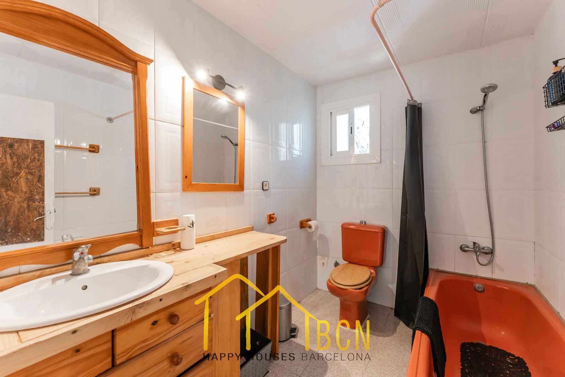 Casa con licencia turística, piscina y gran potencial a solo minutos de Sitges