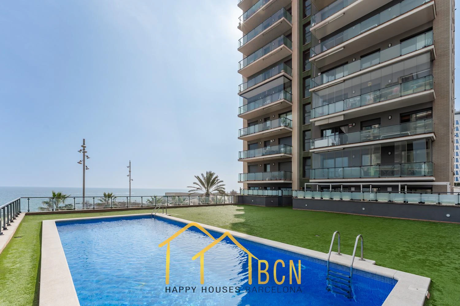 Elegancia de Primera Línea con Vistas Panorámicas al Mar – Puerto de Badalona