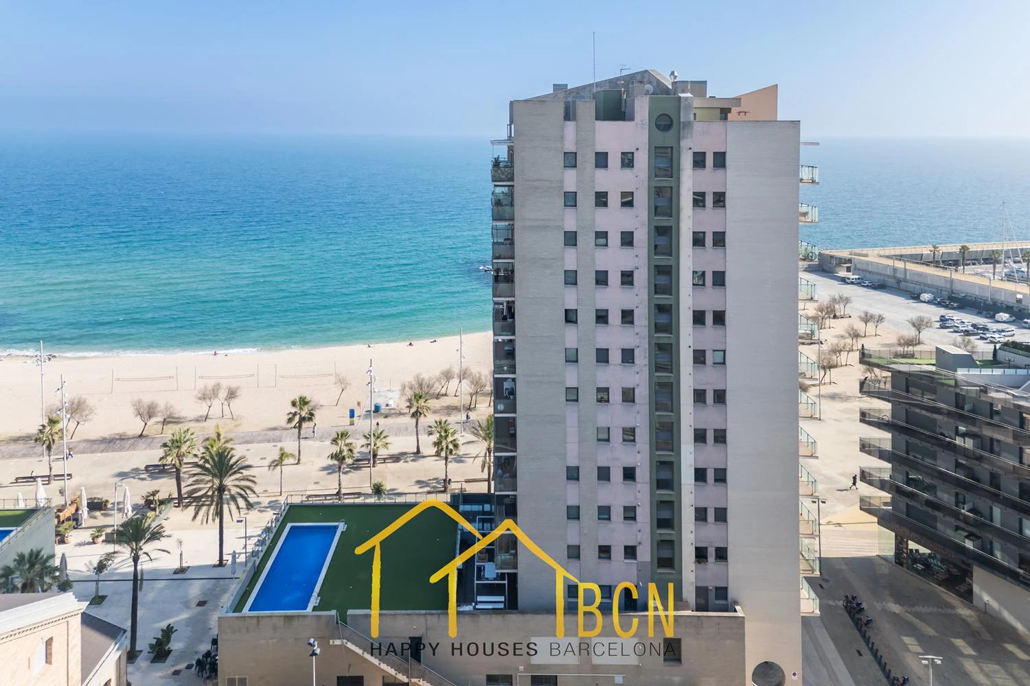 Elegancia de Primera Línea con Vistas Panorámicas al Mar – Puerto de Badalona