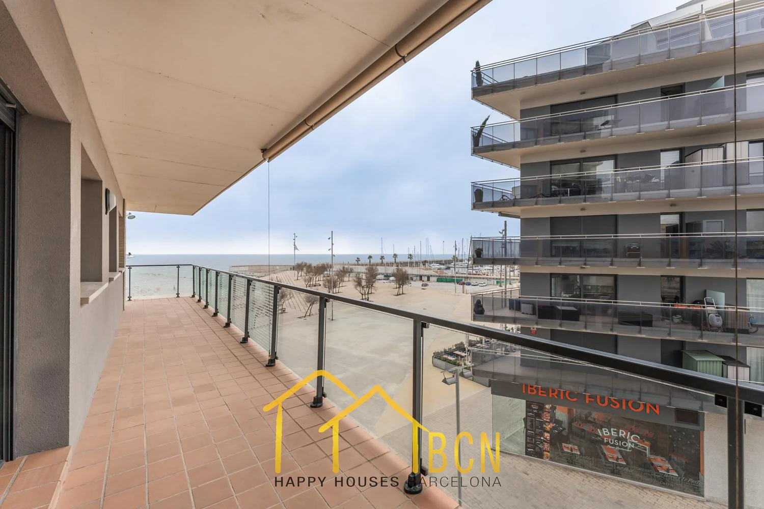 Elegancia de Primera Línea con Vistas Panorámicas al Mar – Puerto de Badalona