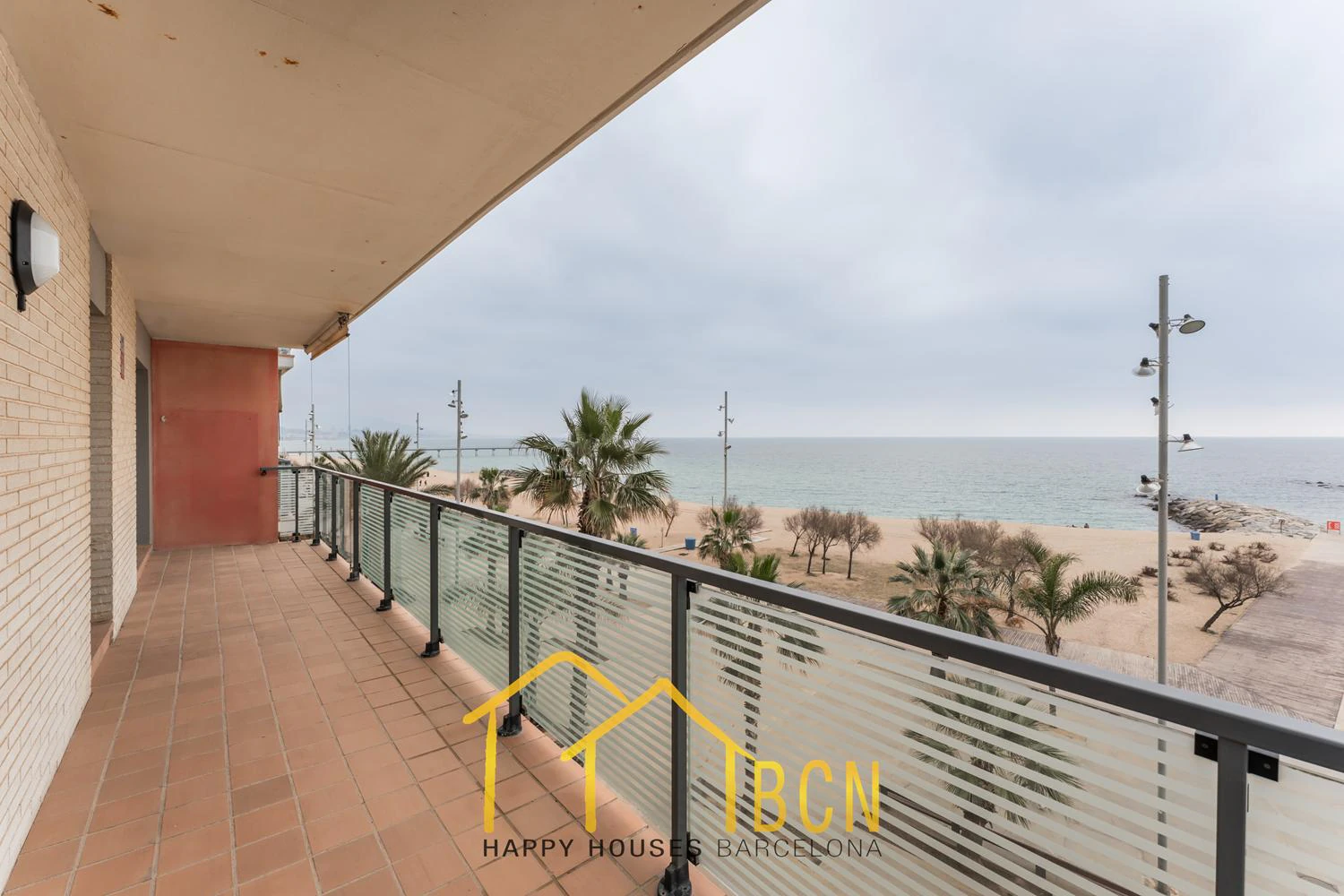 Elegancia de Primera Línea con Vistas Panorámicas al Mar – Puerto de Badalona