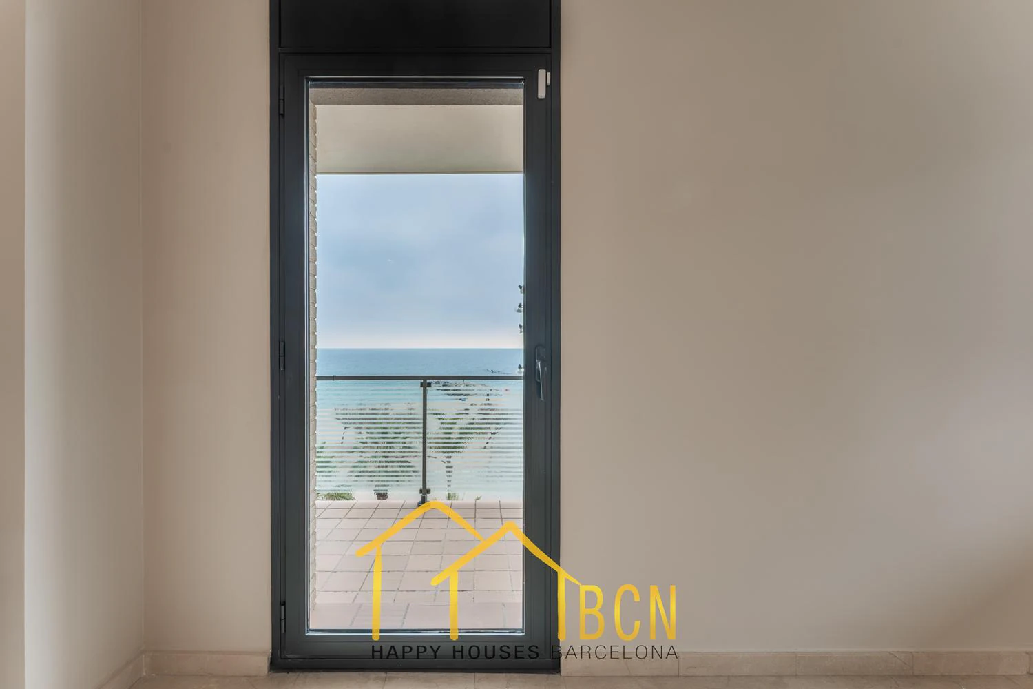 Elegancia de Primera Línea con Vistas Panorámicas al Mar – Puerto de Badalona