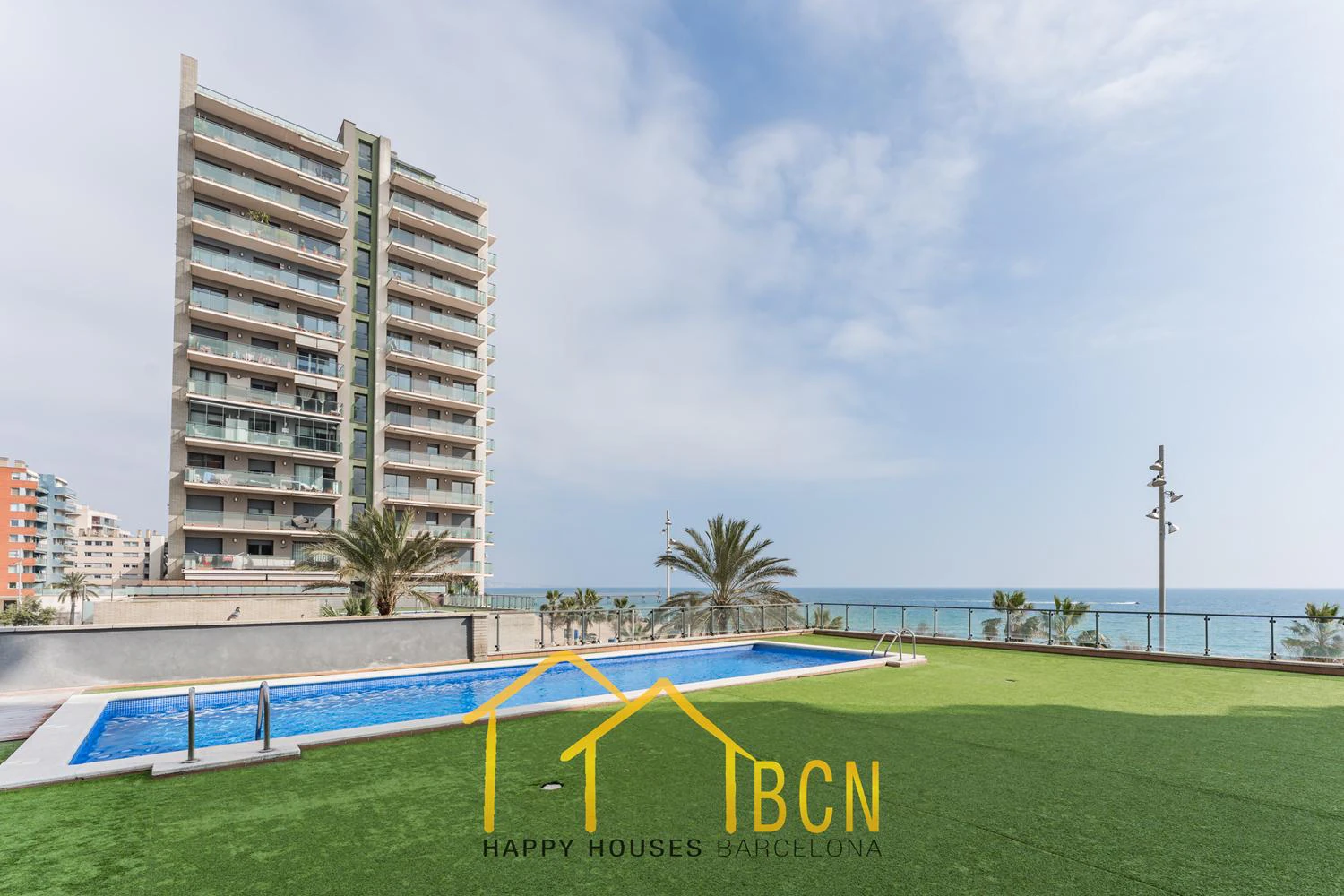 Elegancia de Primera Línea con Vistas Panorámicas al Mar – Puerto de Badalona