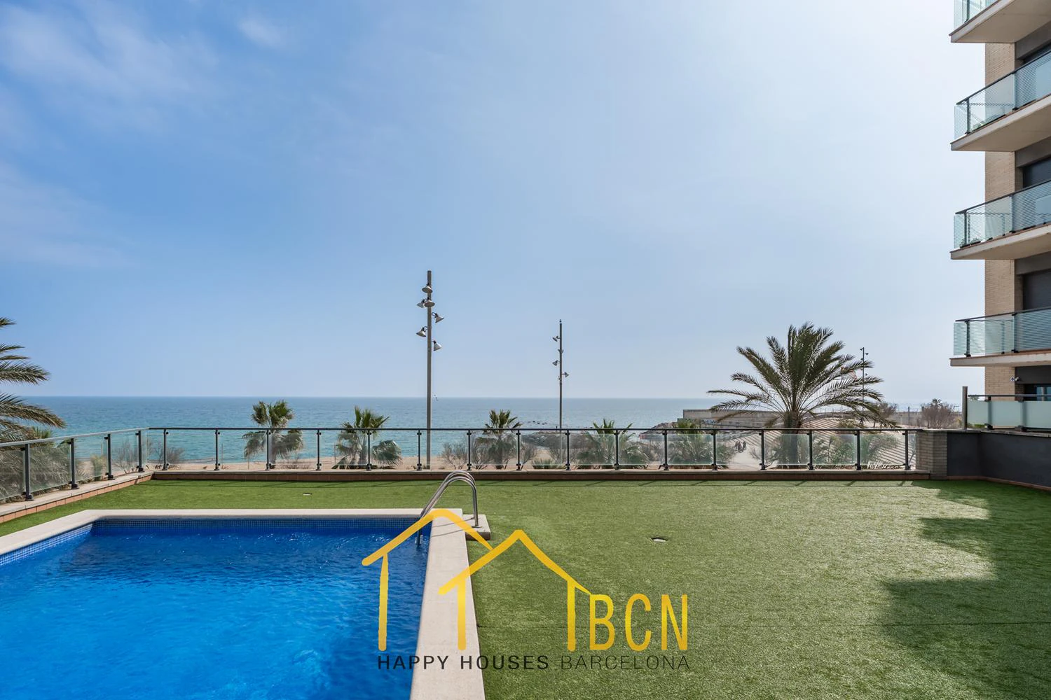 Elegancia de Primera Línea con Vistas Panorámicas al Mar – Puerto de Badalona