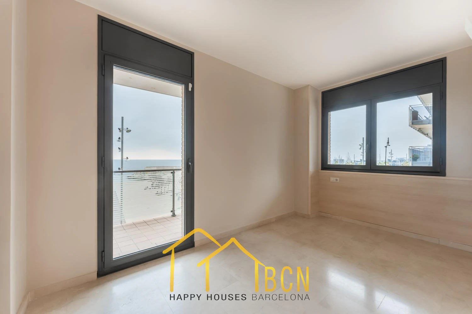 Elegancia de Primera Línea con Vistas Panorámicas al Mar – Puerto de Badalona