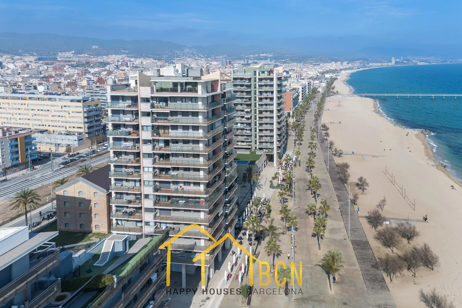 Elegancia de Primera Línea con Vistas Panorámicas al Mar – Puerto de Badalona