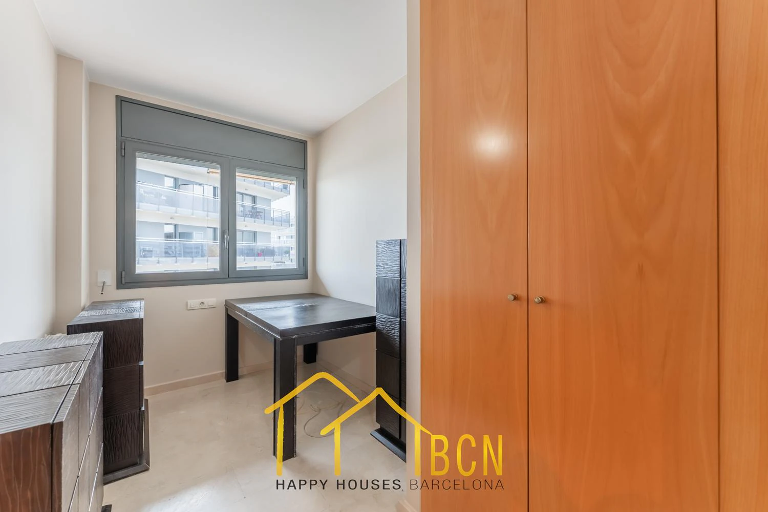 Elegancia de Primera Línea con Vistas Panorámicas al Mar – Puerto de Badalona