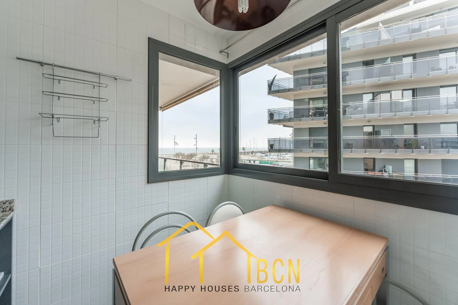 Elegancia de Primera Línea con Vistas Panorámicas al Mar – Puerto de Badalona