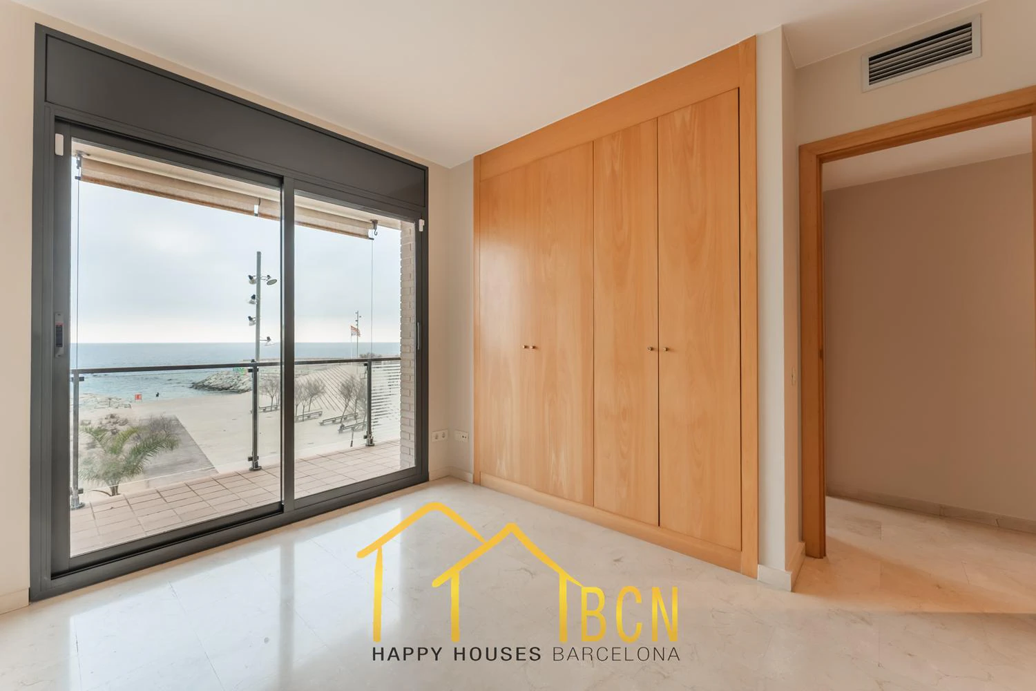 Elegancia de Primera Línea con Vistas Panorámicas al Mar – Puerto de Badalona