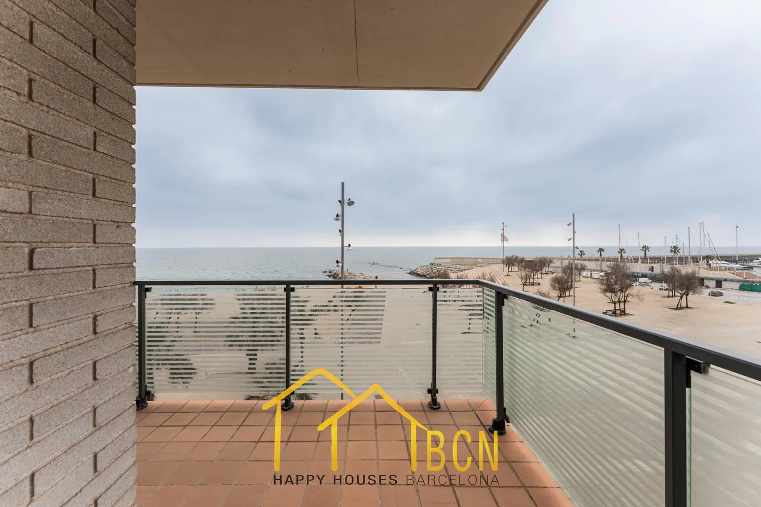 Elegancia de Primera Línea con Vistas Panorámicas al Mar – Puerto de Badalona