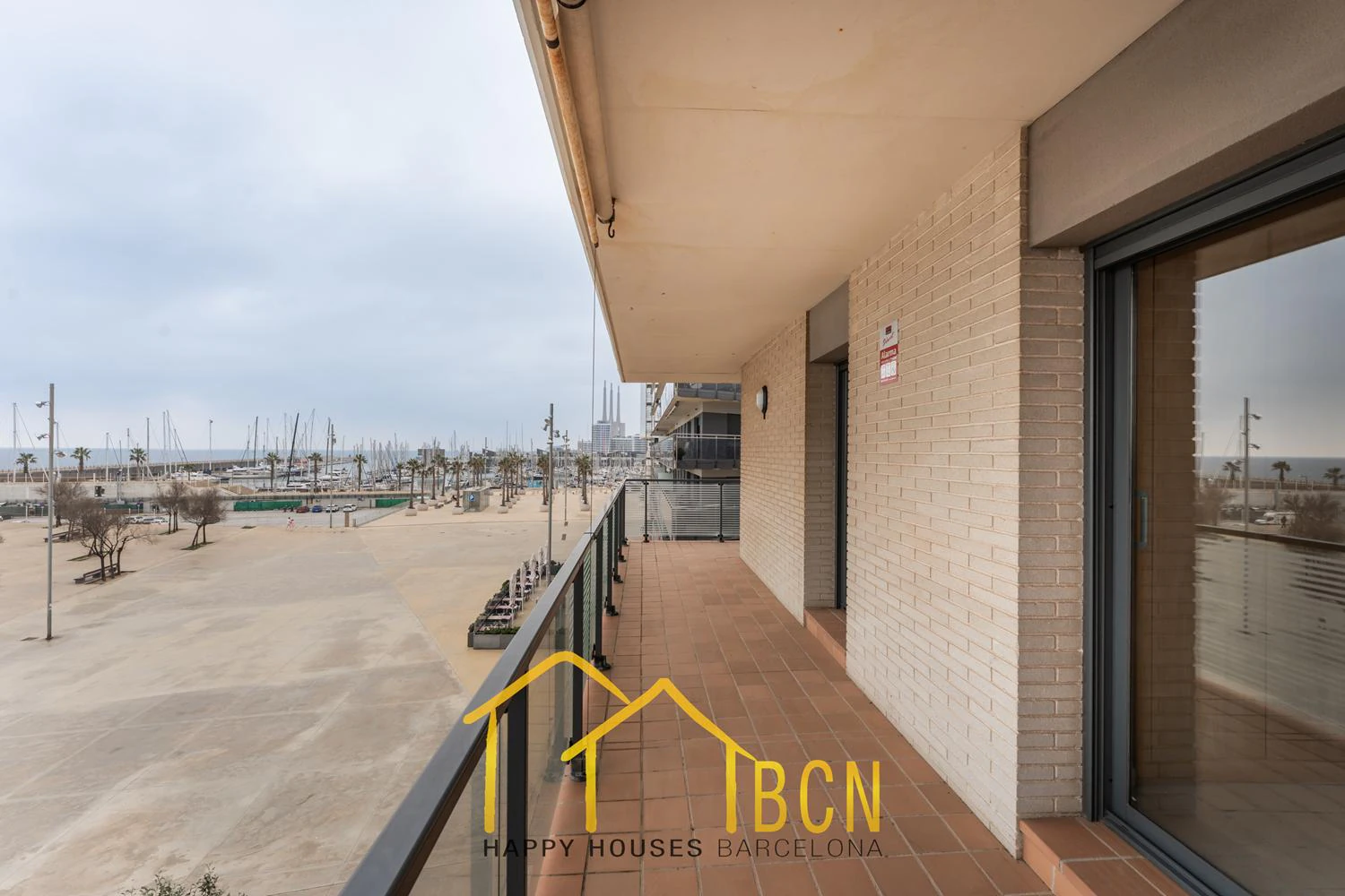 Elegancia de Primera Línea con Vistas Panorámicas al Mar – Puerto de Badalona