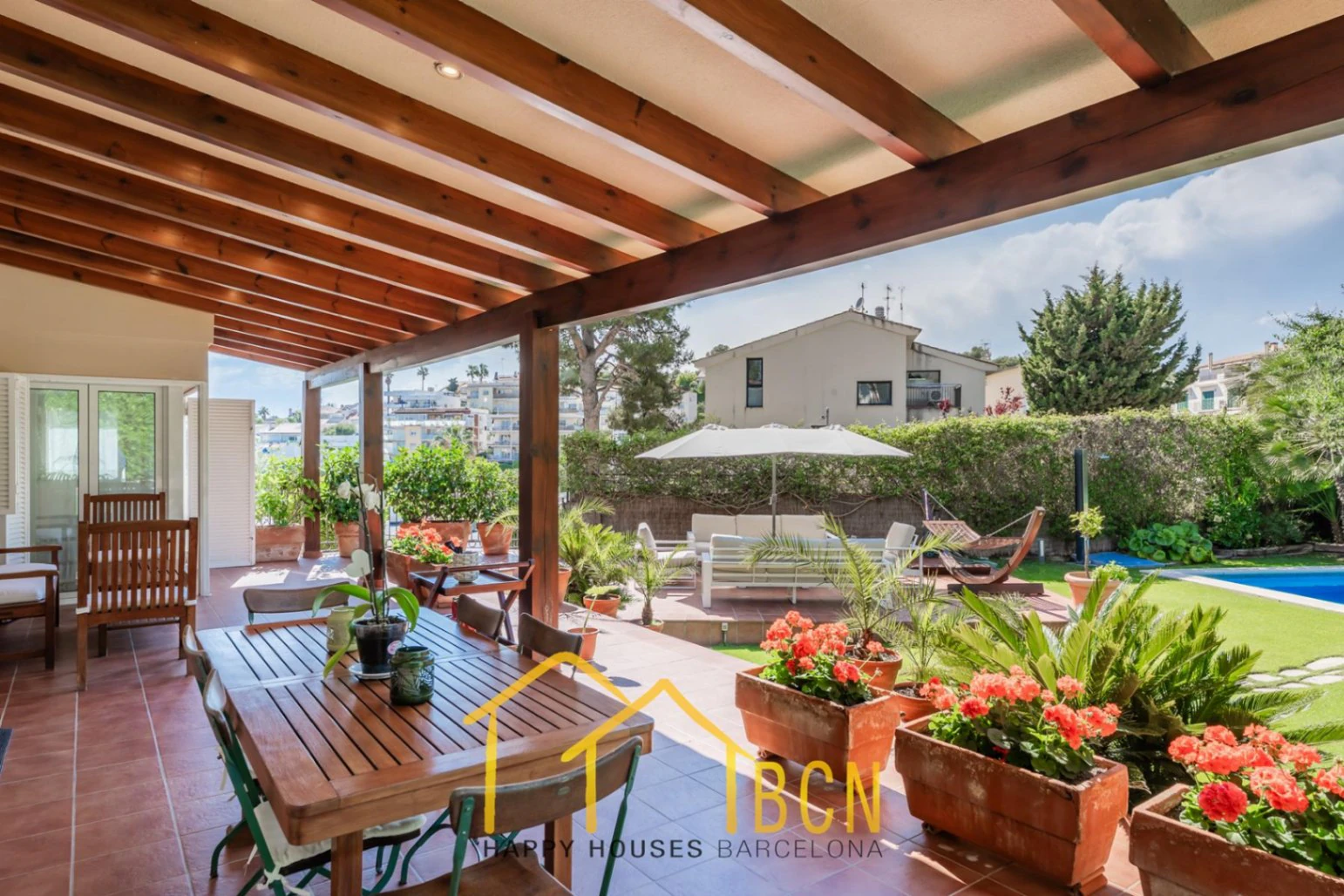 Villa mediterránea clásica con vistas al mar, piscina privada y jardín paisajístico en Vallpineda.