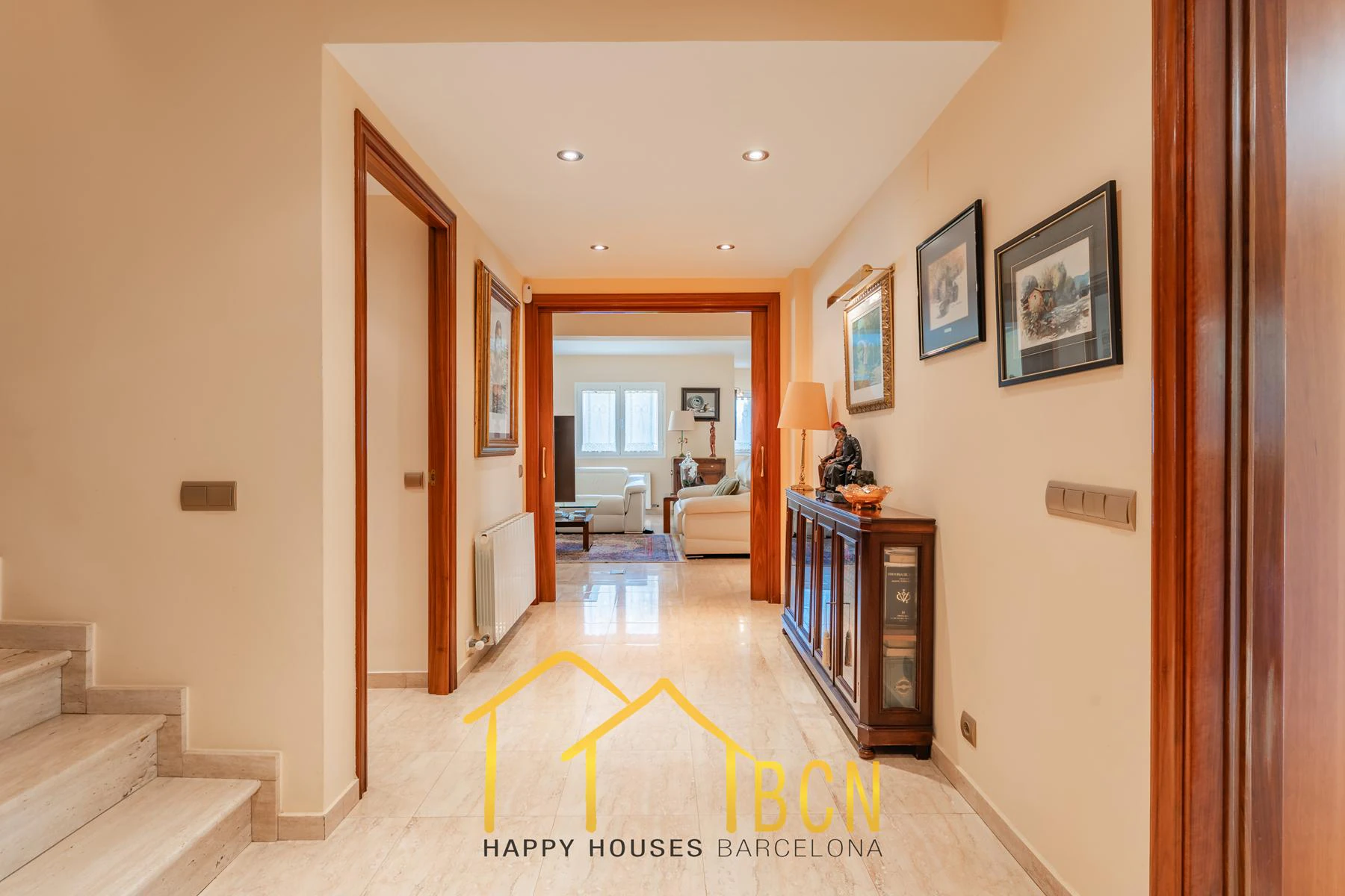 Villa mediterránea clásica con vistas al mar, piscina privada y jardín paisajístico en Vallpineda.