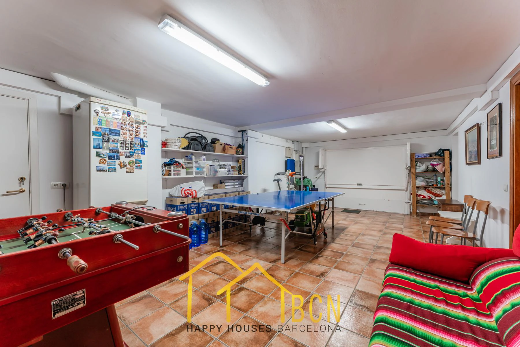 Villa mediterránea clásica con vistas al mar, piscina privada y jardín paisajístico en Vallpineda.