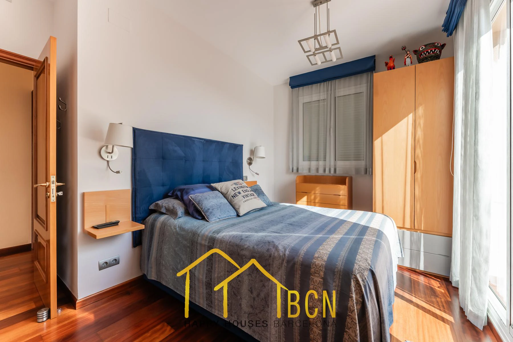 Villa mediterránea clásica con vistas al mar, piscina privada y jardín paisajístico en Vallpineda.