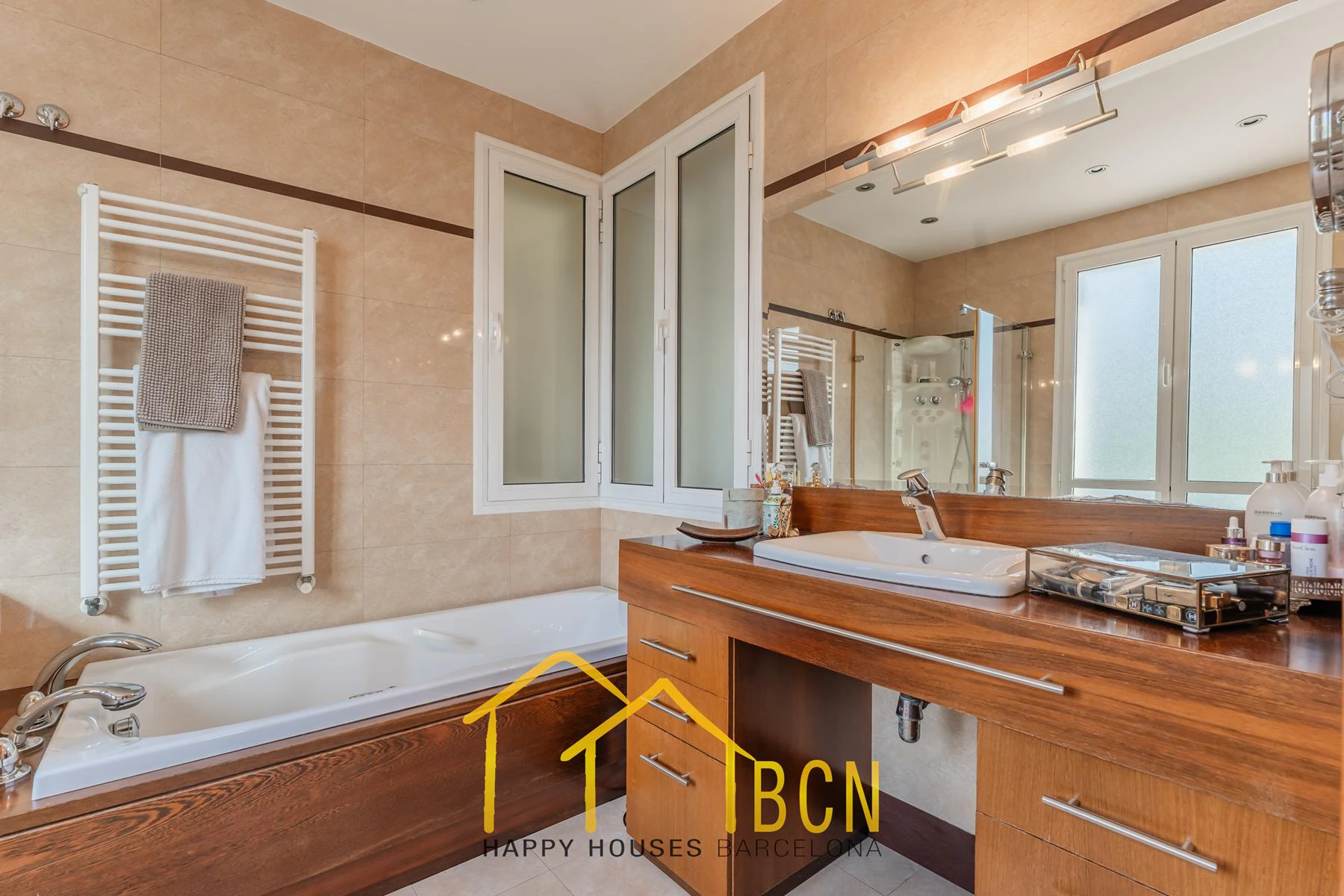 Villa mediterránea clásica con vistas al mar, piscina privada y jardín paisajístico en Vallpineda.