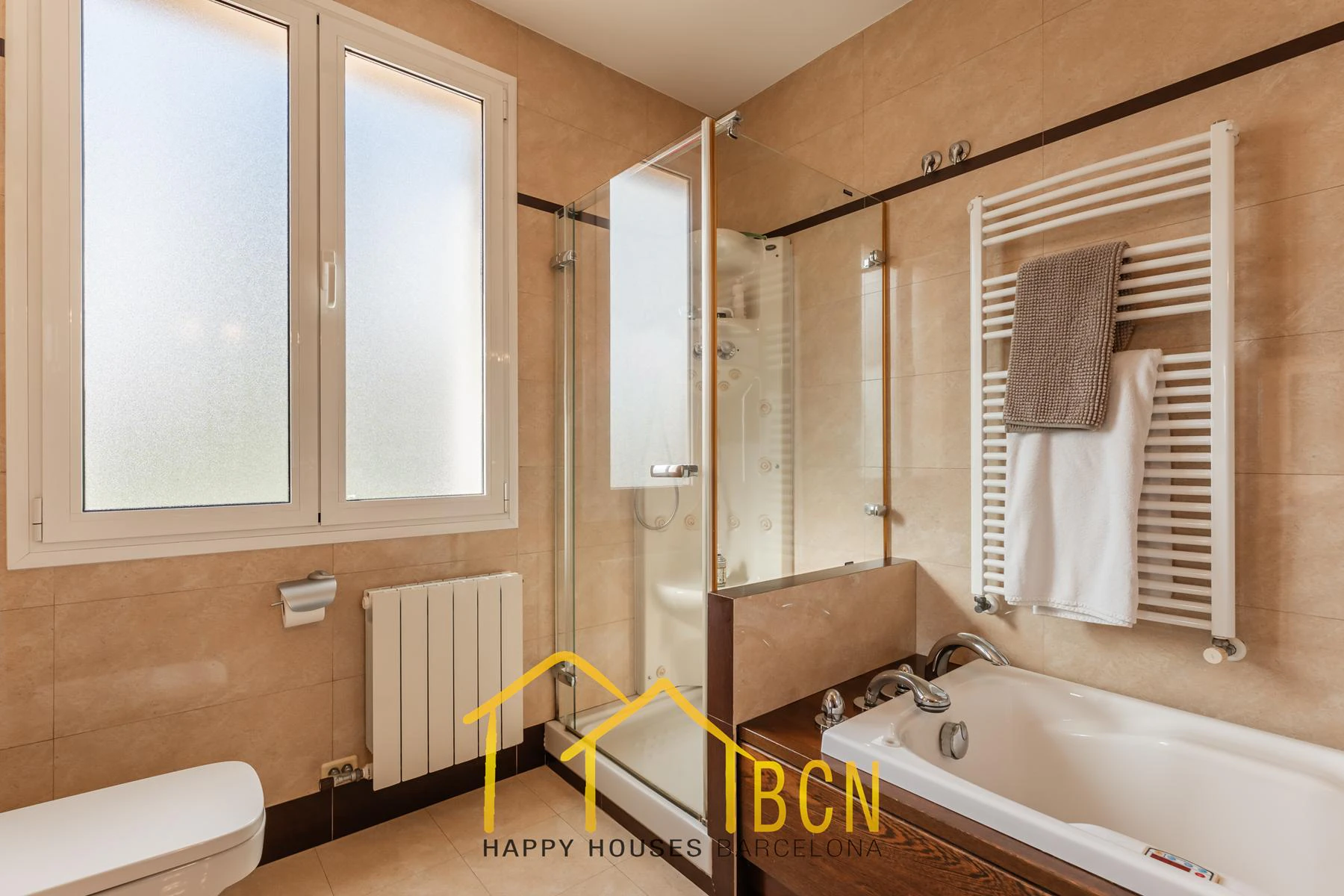 Villa mediterránea clásica con vistas al mar, piscina privada y jardín paisajístico en Vallpineda.