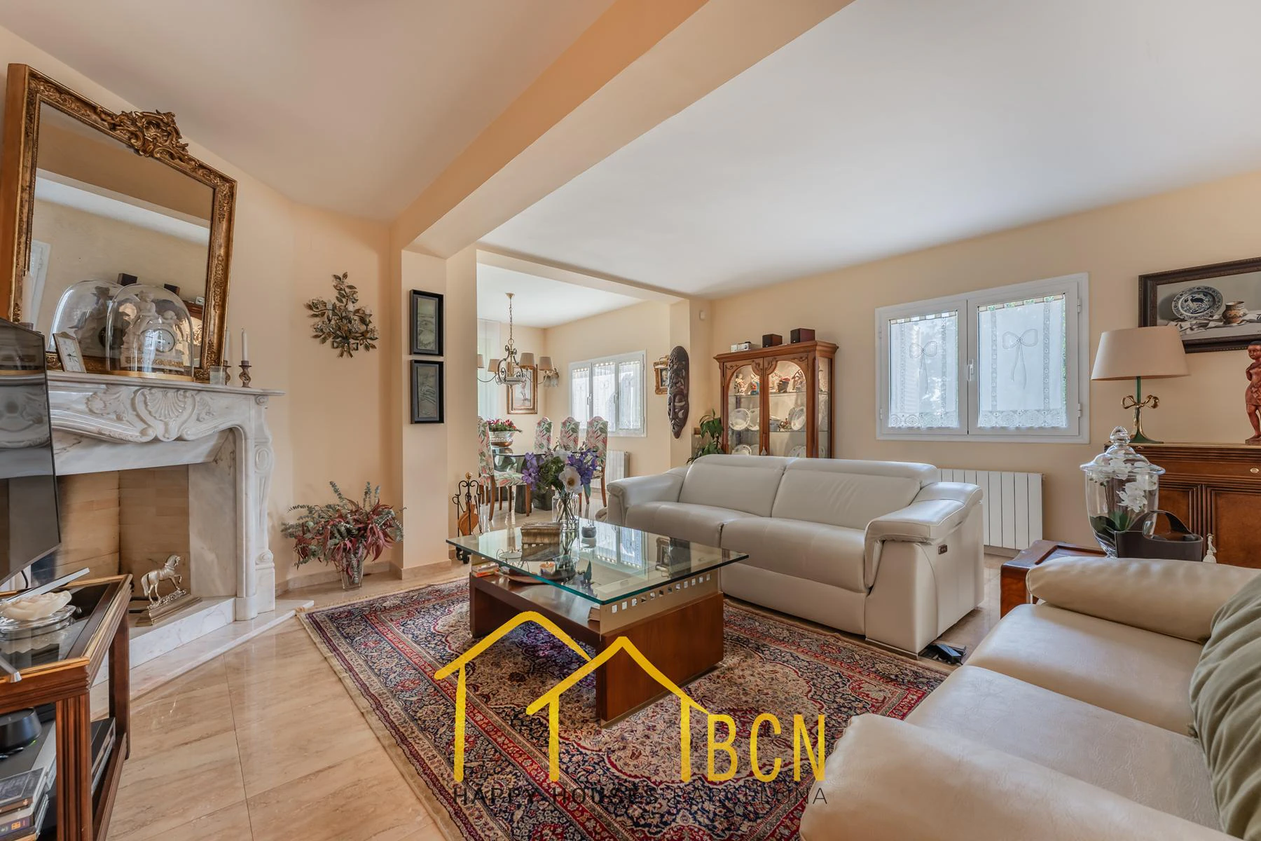Villa mediterránea clásica con vistas al mar, piscina privada y jardín paisajístico en Vallpineda.