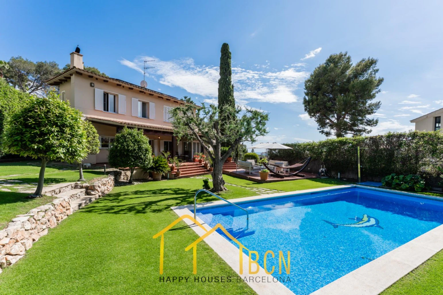 Villa mediterránea clásica con vistas al mar, piscina privada y jardín paisajístico en Vallpineda.