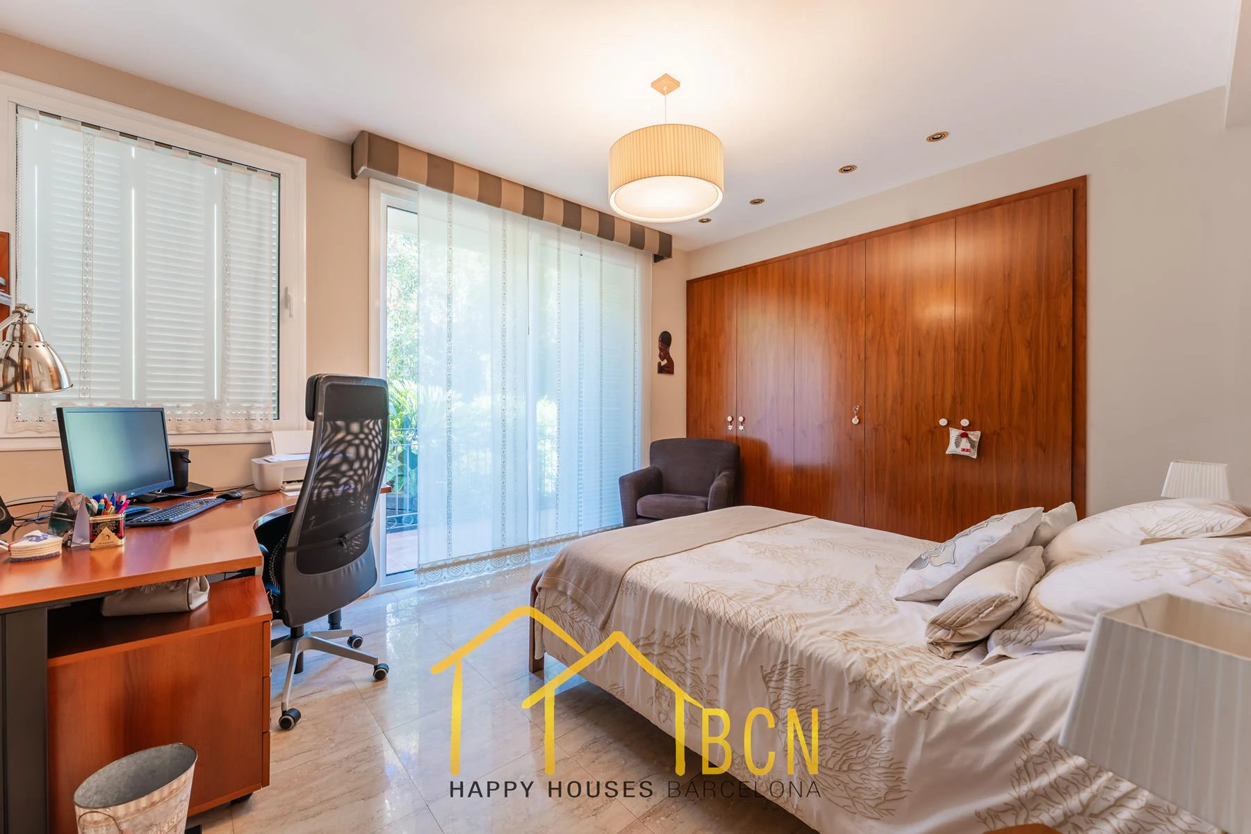 Villa mediterránea clásica con vistas al mar, piscina privada y jardín paisajístico en Vallpineda.