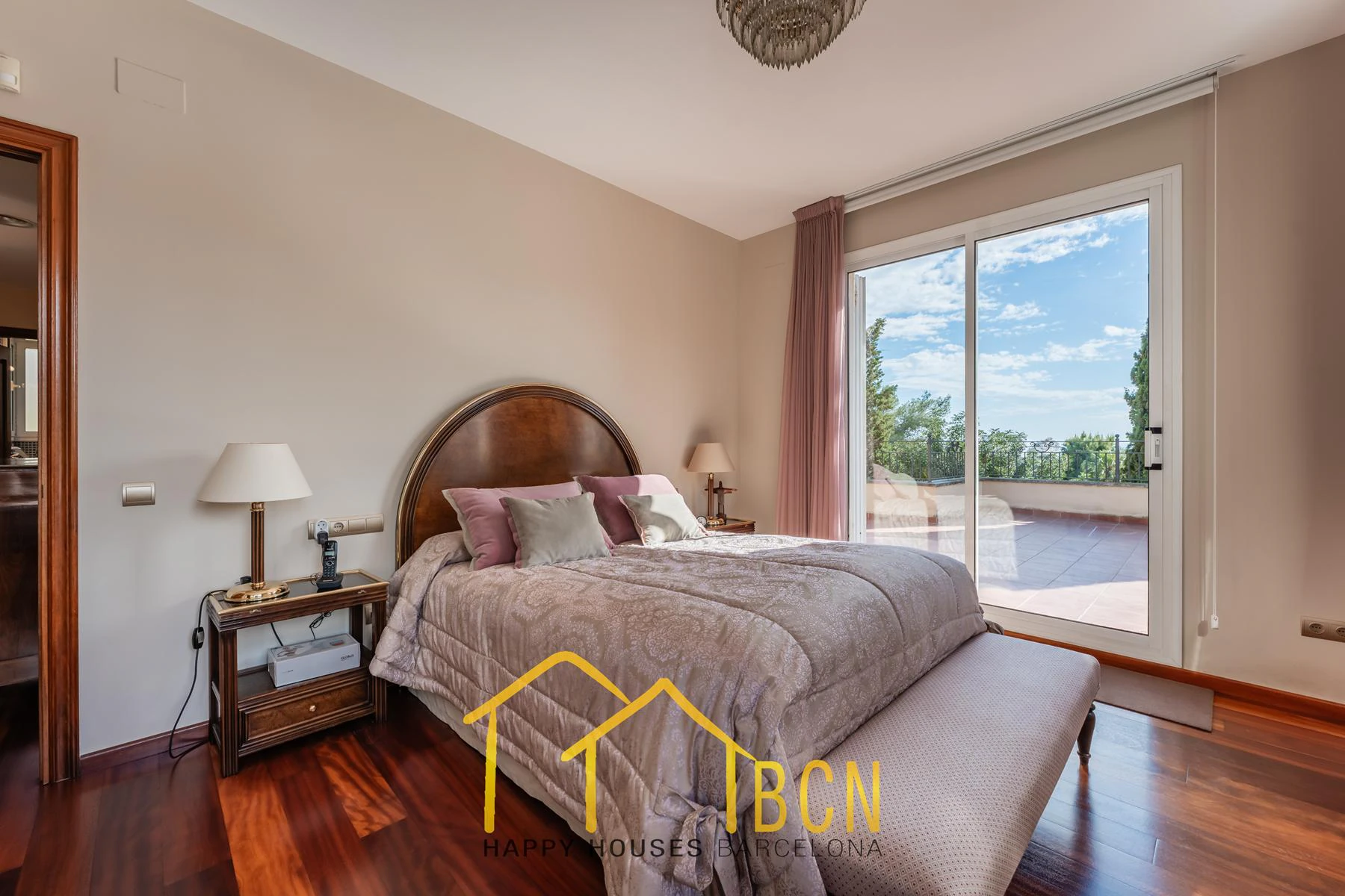 Villa mediterránea clásica con vistas al mar, piscina privada y jardín paisajístico en Vallpineda.