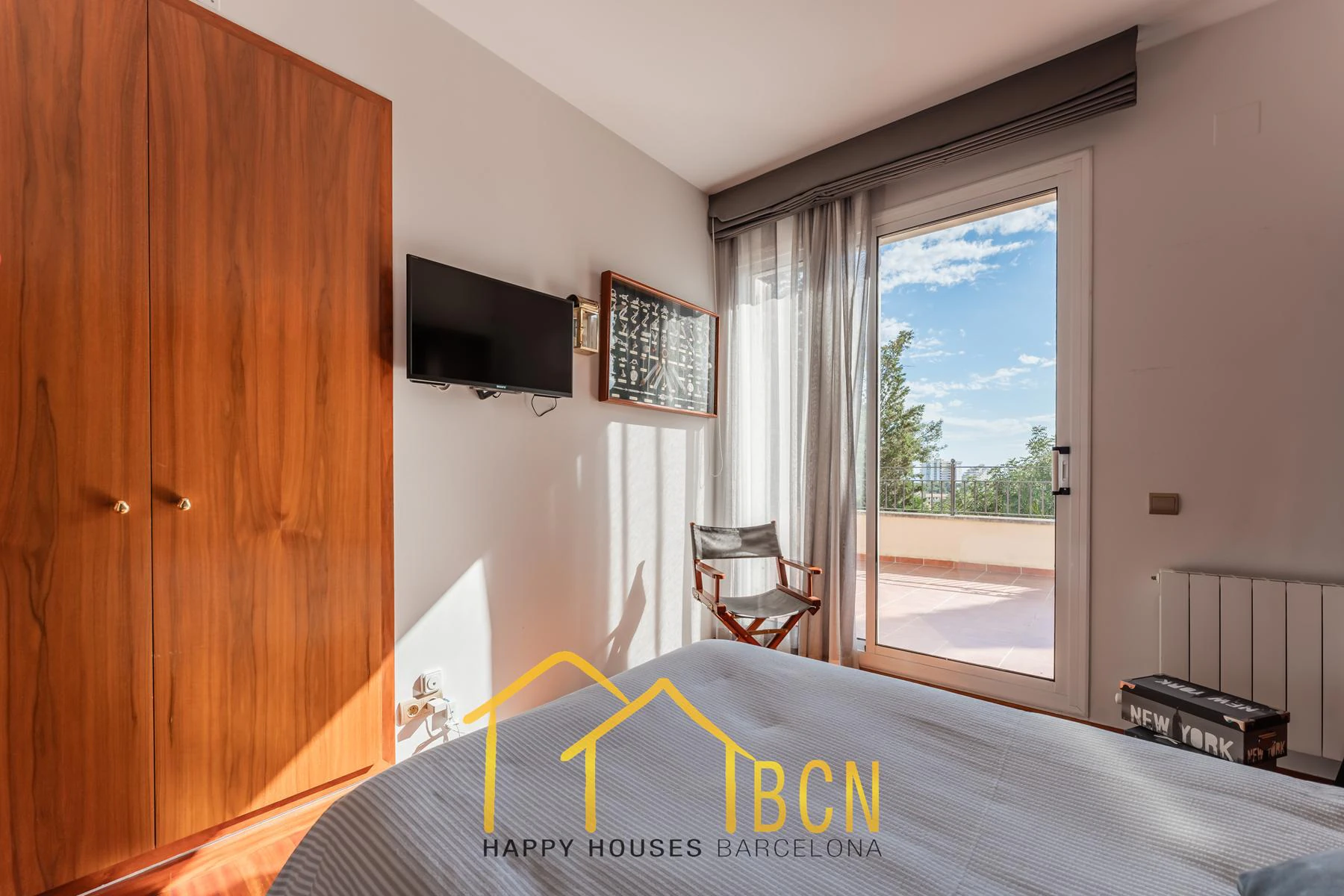 Villa mediterránea clásica con vistas al mar, piscina privada y jardín paisajístico en Vallpineda.
