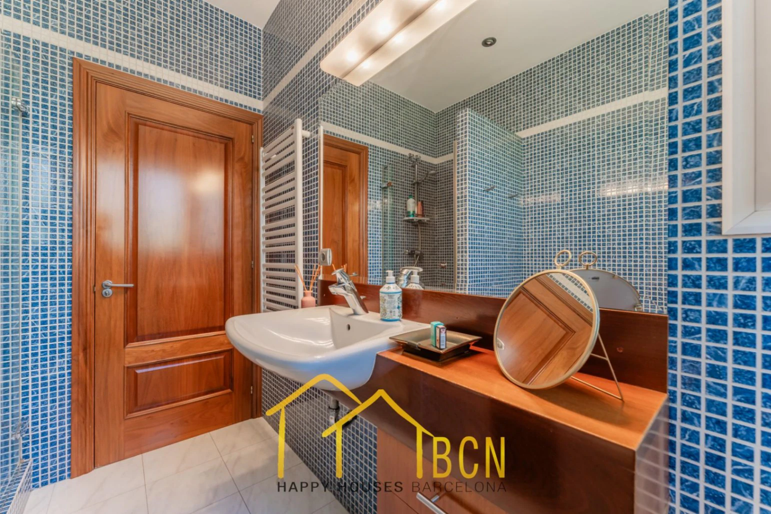 Villa mediterránea clásica con vistas al mar, piscina privada y jardín paisajístico en Vallpineda.