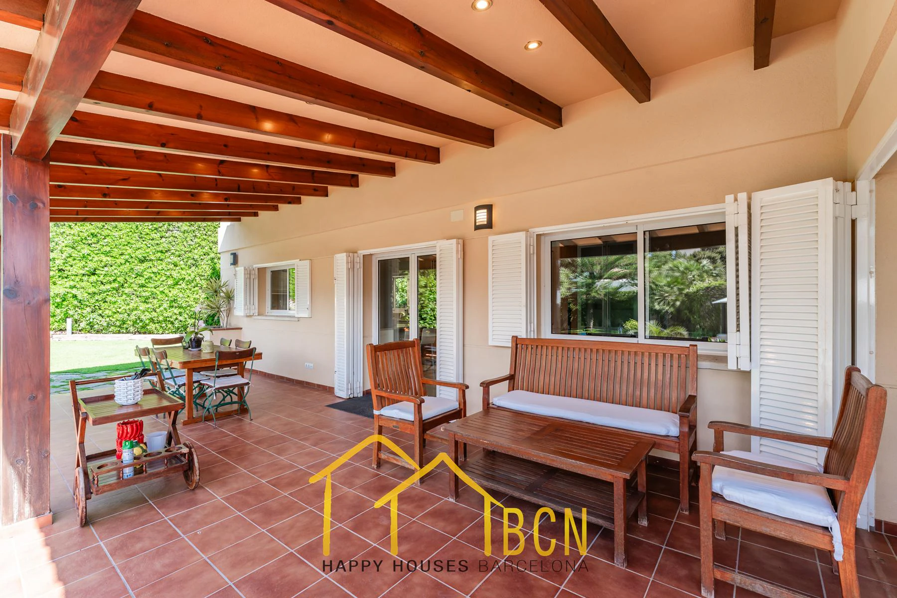 Villa mediterránea clásica con vistas al mar, piscina privada y jardín paisajístico en Vallpineda.